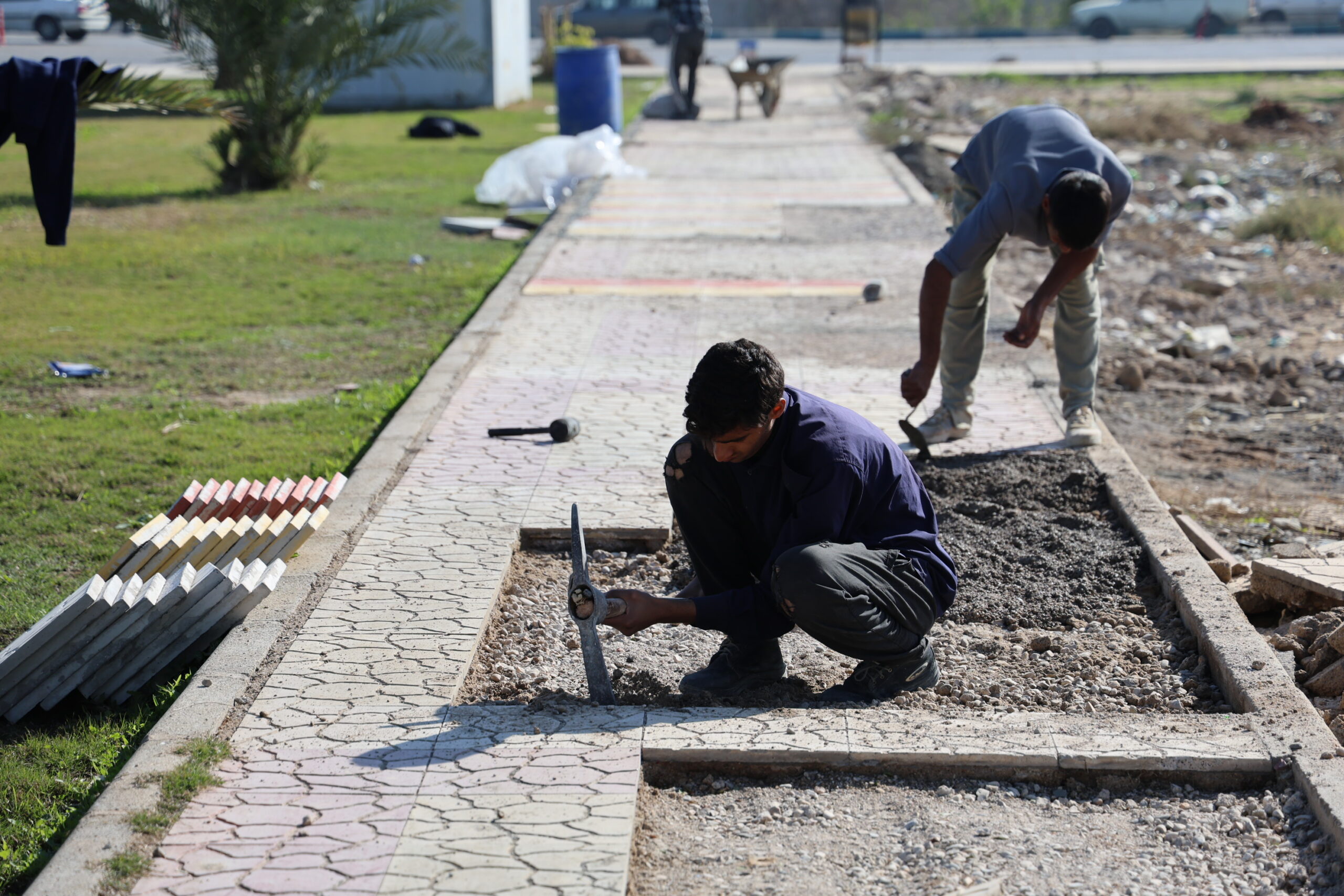 گزارش تصویری//عملیات ترمیم کفپوش پیاده رو پارک مدافع حرم کوی ابوذر (ندافیه)