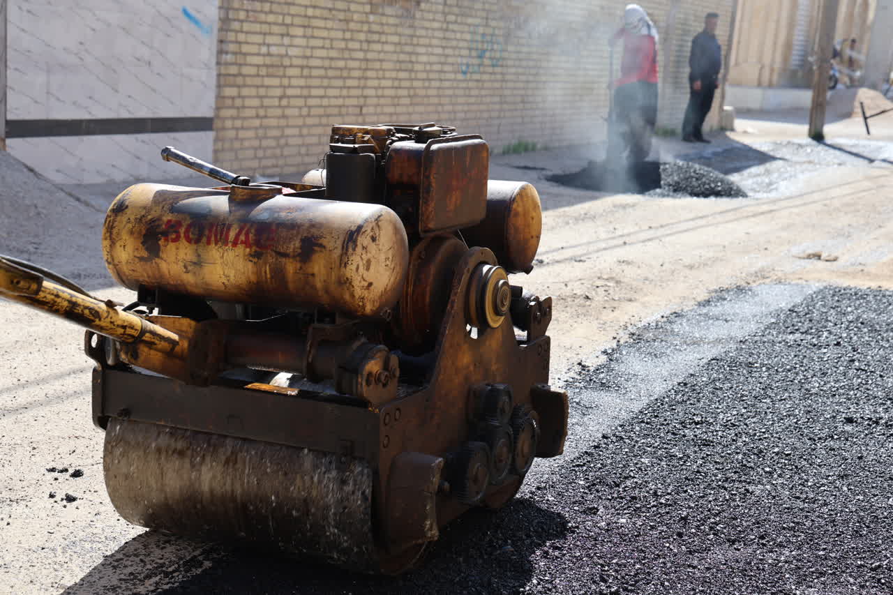 اجرای عملیات لکه گیری و ترمیم آسفالت معابر سطح شهر توسط شهرداری ملاثانی